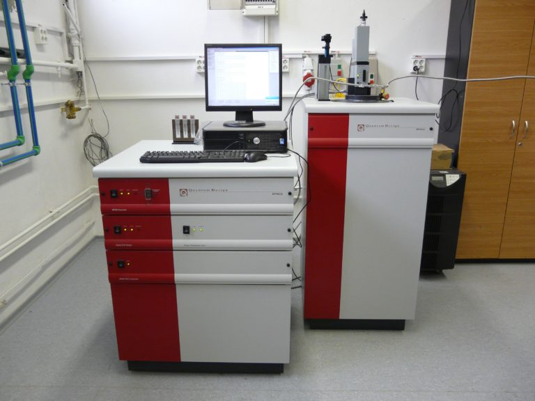 SUPERCONDUCTING QUANTUM INTERFERENCE MAGNETOMETER SQUID (QUANTUM DESIGN)