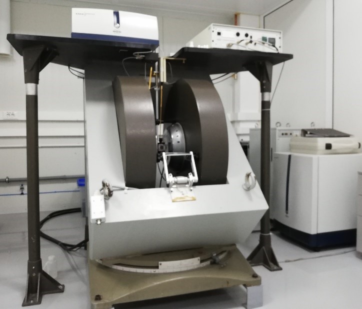 EMXplus X-band EPR spectrometer
